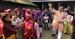 ফুলছড়িতে নৌকায় ভোট চেয়ে গণসংযোগ করছেন রিপন ফুলছড়িতে নৌকায় ভোট চেয়ে গণসংযোগ করছেন রিপন
